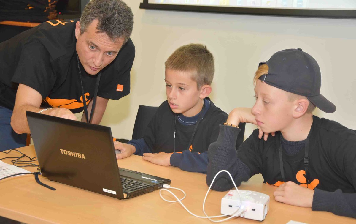 OrangeOccitanie's tweet photo. Initiation au code, à la robotique et à l'intelligence artificielle, les enfants sont enchantés à #Montpellier ateliers #SuperCodeurs https://t.co/hypLSfxMdB