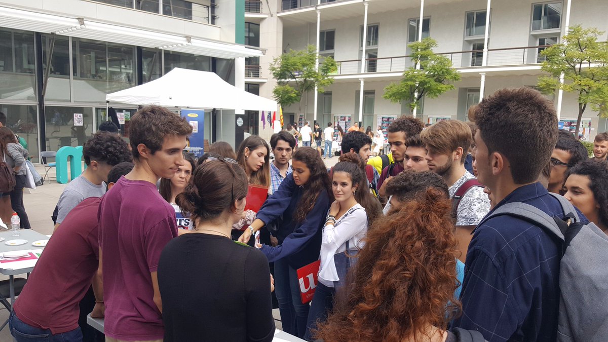 UPFBarcelona's tweet photo. Aquest matí, la 4a. Mostra d'Associacions ha aplegat molts estudiants que han conegut les associacions de la comunitat #UPF @ceupf https://t.co/iHB6KnDI8M