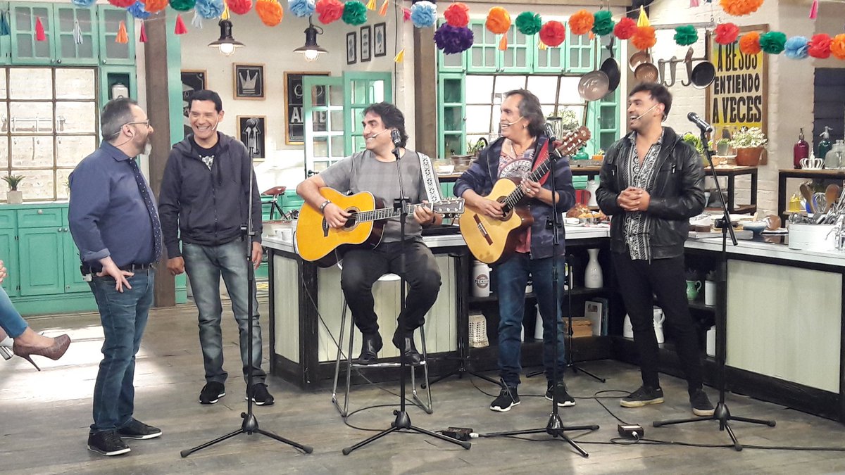 CornerOficial's tweet photo. Lujo en @MorfiTelefe @LosNocherosOfic nos cantan en vivo!! https://t.co/KflTTIQVpC