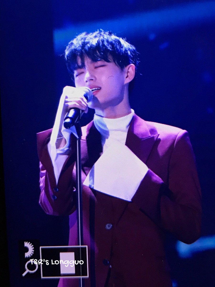 trlongguo's tweet photo. 171018 171018 JBJ  showcase  데뷔축하해  #용국 #김용국 #JBJ https://t.co/lflYX3QjUI