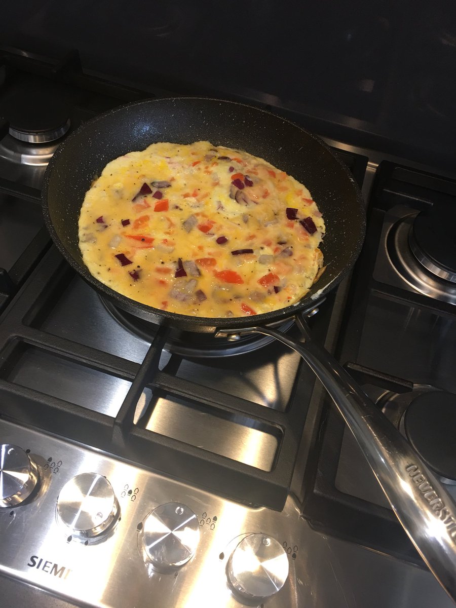 HollieMayFulton's tweet photo. L U N C H !!!๐ด
Cooked a lovely omelette and having a big glass of water๐๐ผโฅ๏ธ
#LeanQueen ๐ฆ https://t.co/zwCn2OfOiH