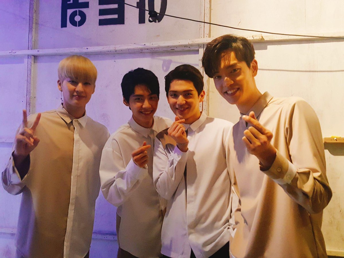 Ssun_Zhwaza's tweet photo. #18ss #헤라서울패션위크 backstage & model #StyLive #업텐션 #UP10TION #WEI #SeoulFashionWeek
#SFW #SFW18SS #DDP
#블랑드누아 #BLANCdeNOIRS
@UP10TION ❤️❤️❤️❤️ https://t.co/CaP9KZWmku