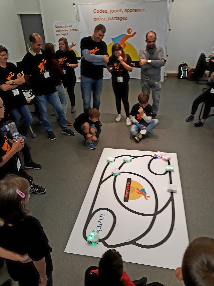MeslinSaintJean's tweet photo. Les robots #Thymio font leur défilé 👍Enfants "trop contents" fin de journée avec remise des diplômes @OrangeOccitanie #RSE #SuperCodeurs https://t.co/sTzWxVlIfp