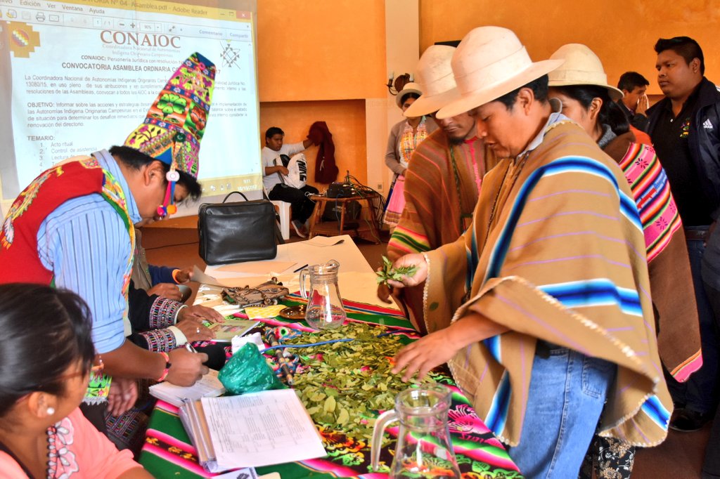 AutonomiasBol's tweet photo. #Asamblea #Conaioc
Acto ritual en honor a la Pachamama para obtener buena consecución de los objetivos del día de hoy https://t.co/cWfWHIxHMW