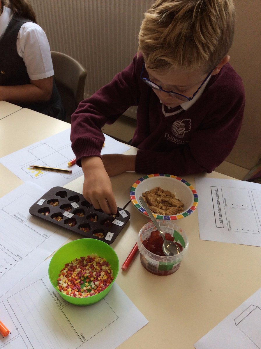 danetreeschool's tweet image. 4 Banksy have used their knowledge of liquids and solids to melt chocolate and make their own luxury chocolates in moulds. #HappyBakers