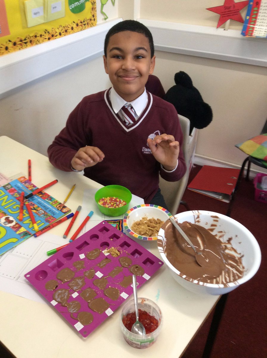 danetreeschool's tweet image. 4 Banksy have used their knowledge of liquids and solids to melt chocolate and make their own luxury chocolates in moulds. #HappyBakers