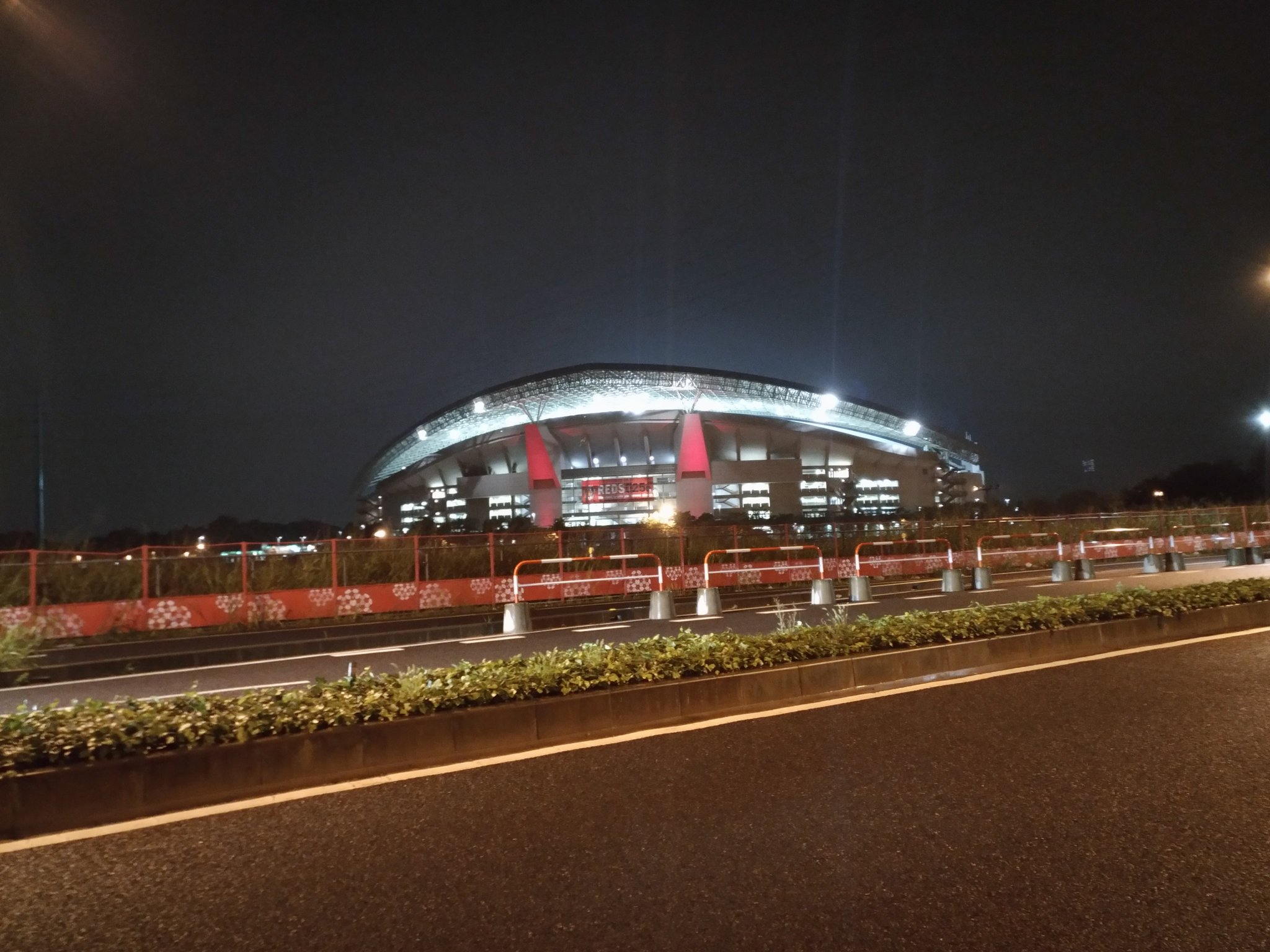 まさ 肉食べたい 近くの道から埼スタを撮った 個人的にこの位置からの写真がけっこう好きです スマホなんでいまいちだけどね 地図で言うとこんな感じの場所です 埼玉スタジアム 浦和レッズ ラッキービースト ボス T Co Bmfv0zbag0 Twitter