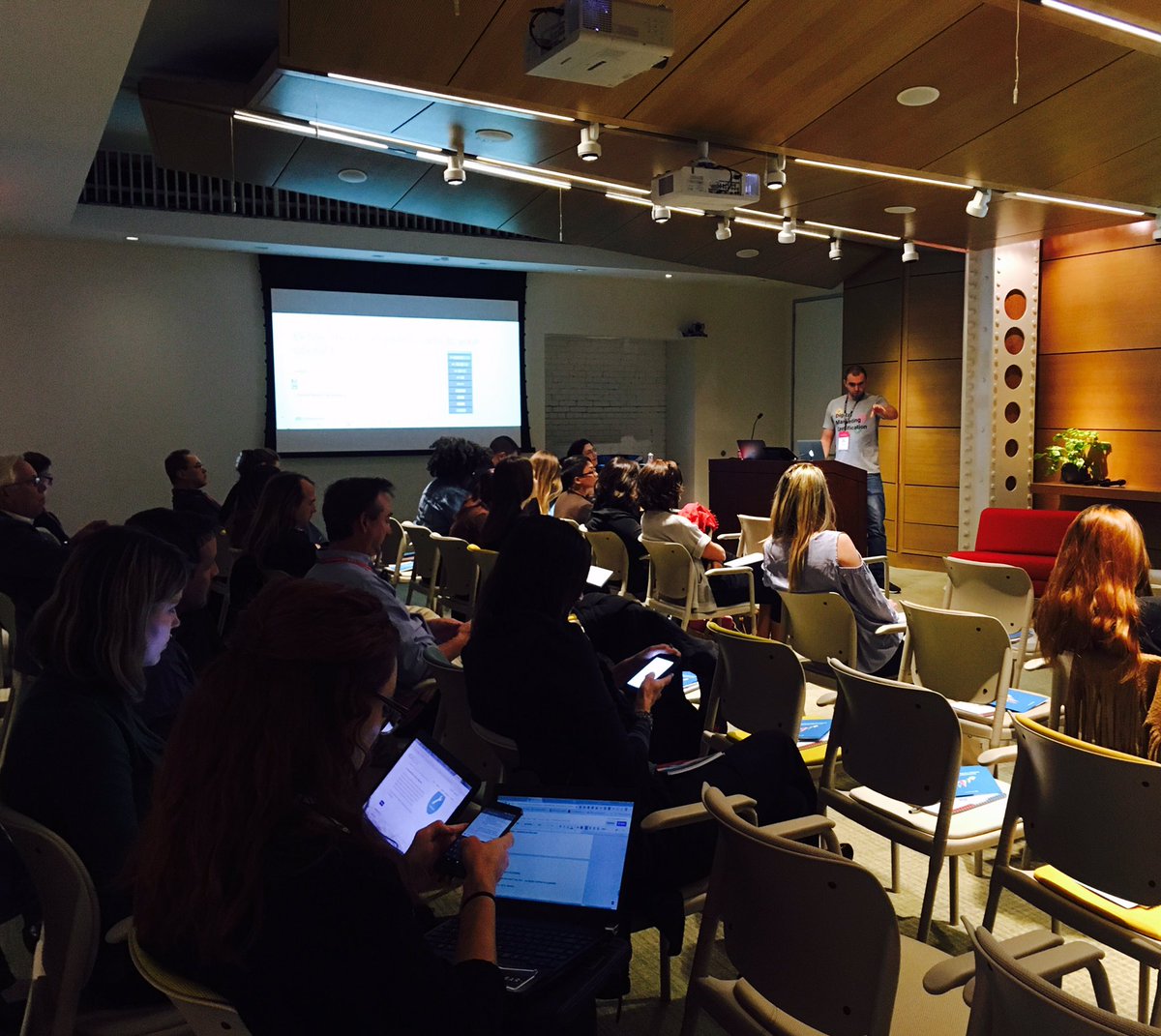 mrleszczynski's tweet photo. Getting our hands dirty #EmailMarketing #workshop #ResponseCon2017 #GetResponseLife https://t.co/ePRc7oPQoo