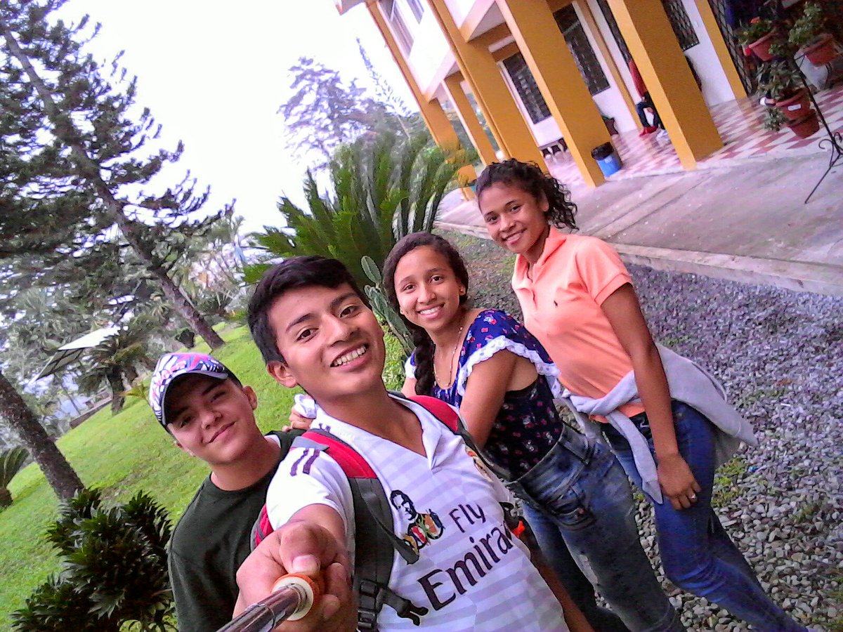G1Santi's tweet photo. Con lo jovenes #Vivir_No_Sobrevivir  #UESMA #10A https://t.co/zCGbj49pJz