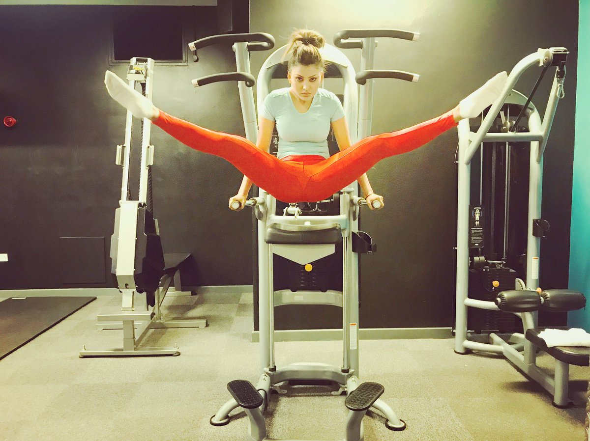 UrvashiRautela's tweet photo. When you blend into the walls but you gotta work your form &amp; core ! #BodybyUrvashi #workout #health #hatestory4 @TSeries https://t.co/0Ar0yO1iWm