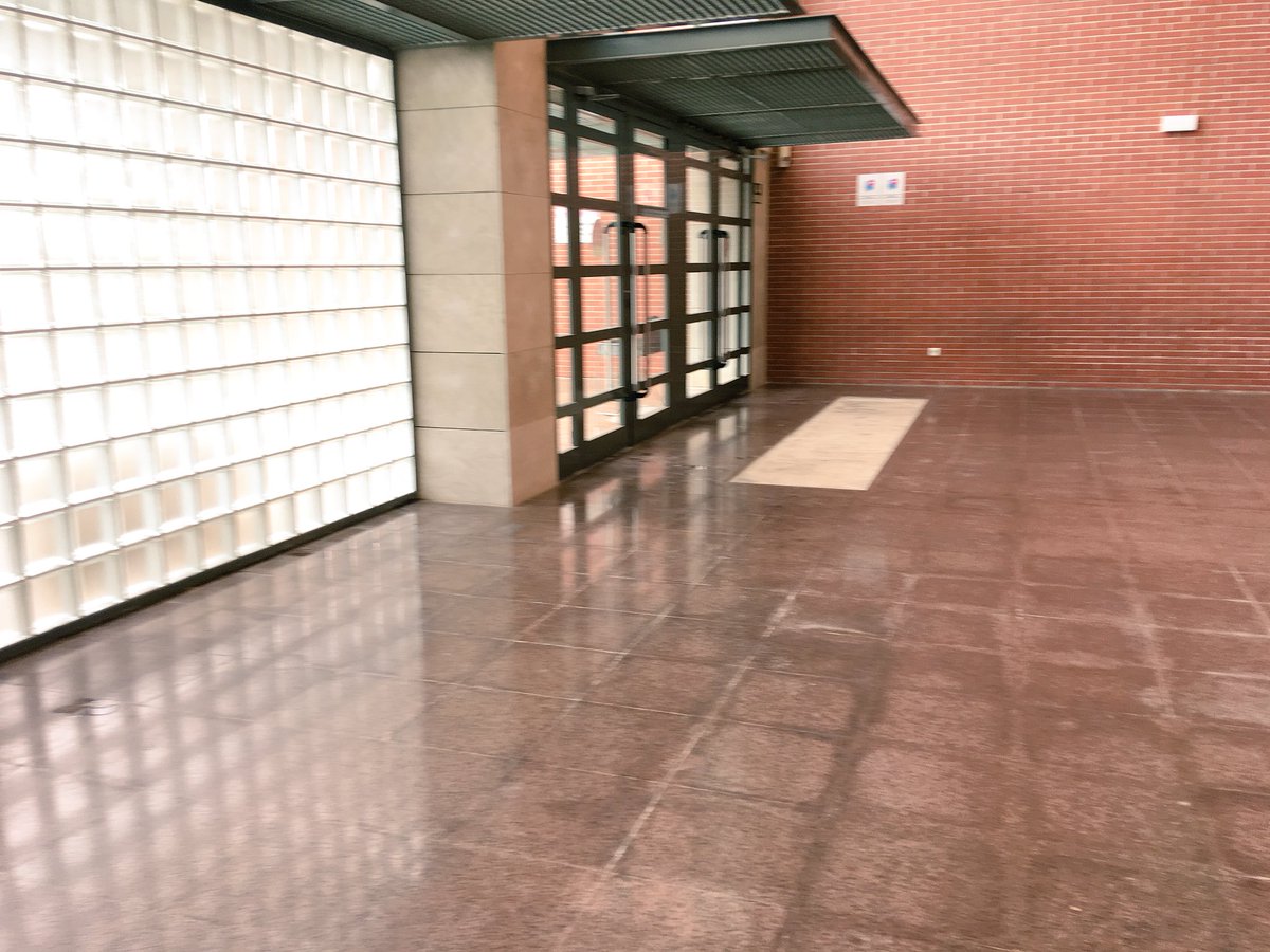 ¿Esto no debería ser una alfombra para los días de lluvia y esas cosas? #nomascemento #UMH  #lluvia