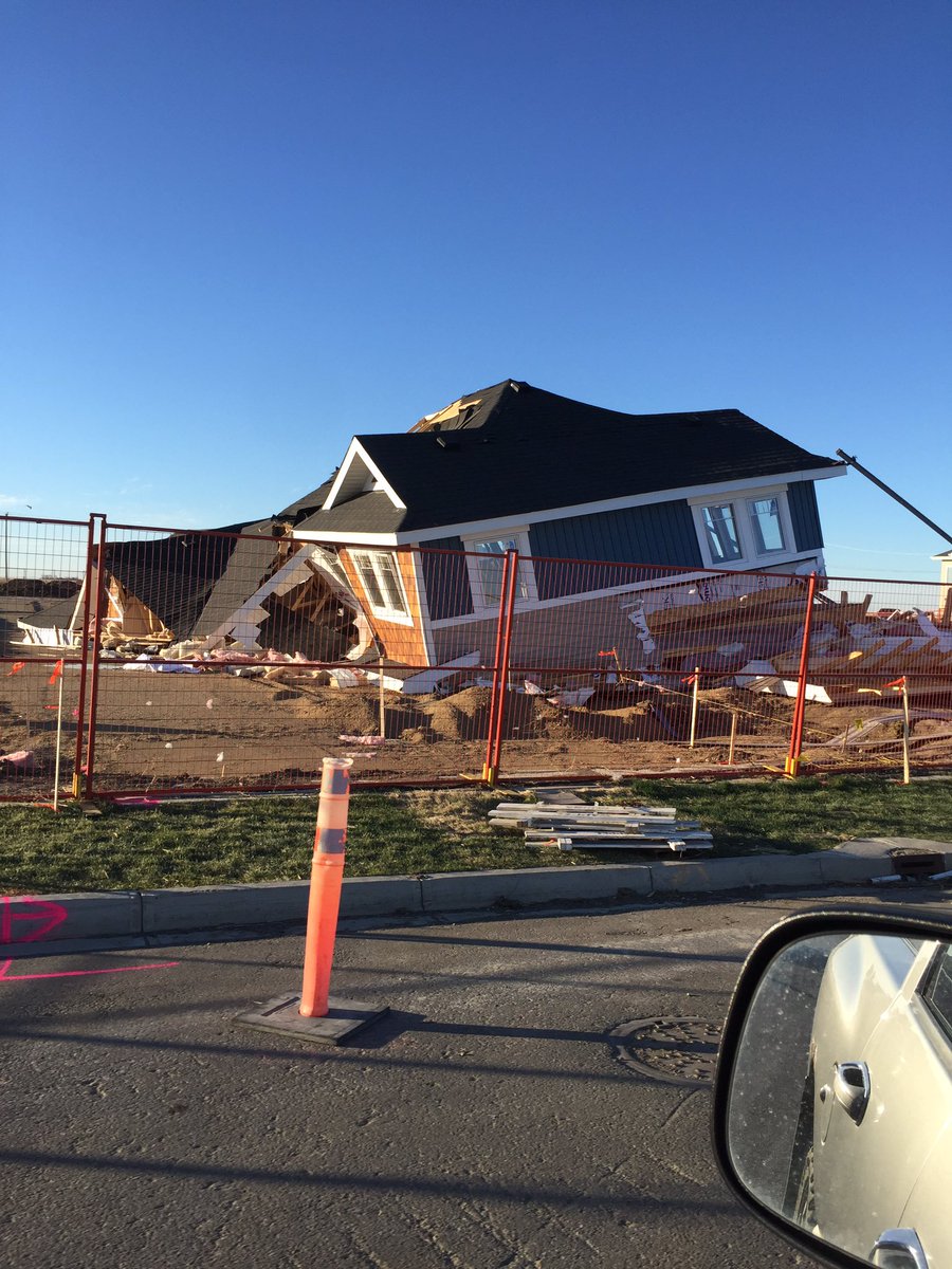 ReginaRoofing's tweet photo. Yikes! Some unfortunate results from the windstorm on the way to work this morning. #yqr #skstorm https://t.co/OiMHTi6N5f