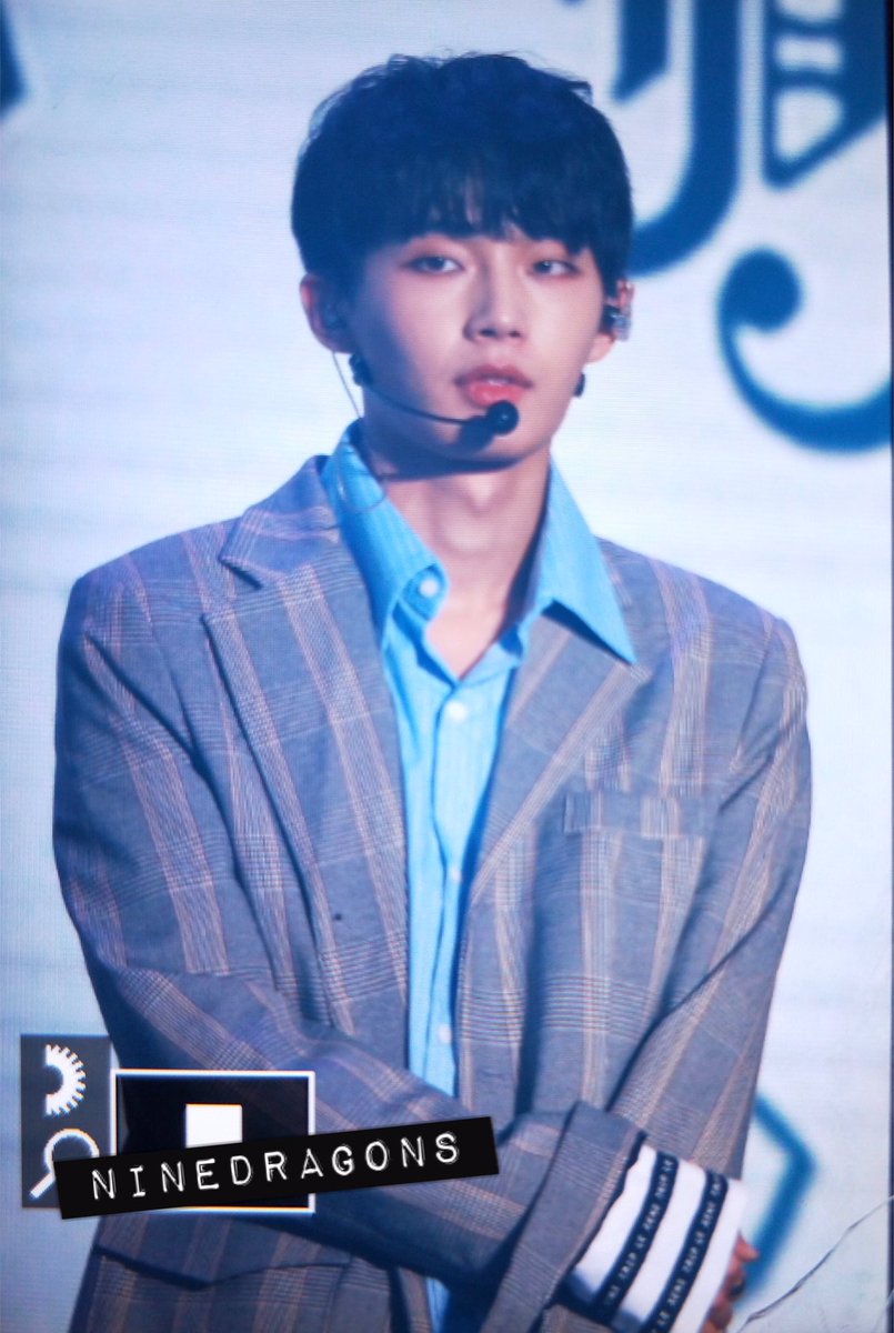 ninedragonss's tweet photo. 171018 showcase preview🌙
잘 자
#김용국 #용국 #JBJ #LONGGUO https://t.co/x0rKZR0lUi