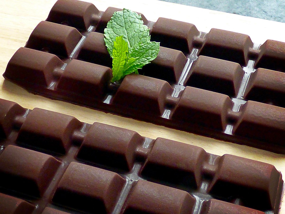 Yum! Add some drops of #peppermintoil to your #vegan #chocolate, for a refreshing minty kick! <a href="/healthy_beard/">The Healthy Beard</a> #recipe bit.ly/2jUy929