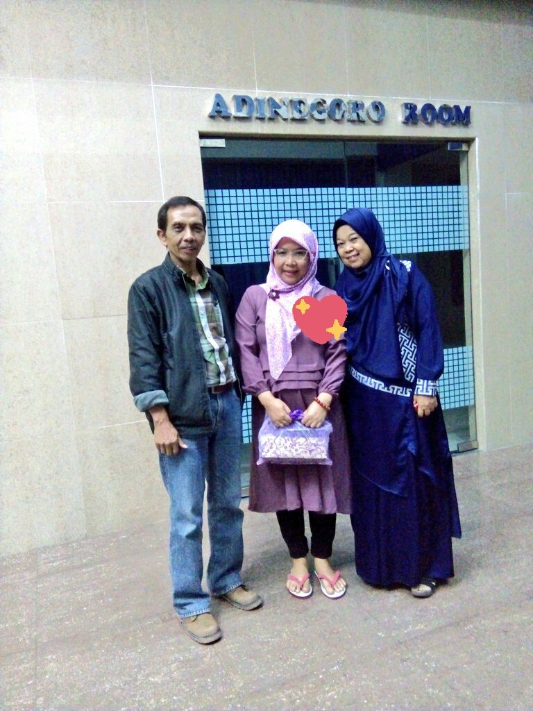 Mendapat kiriman kue homemade ala biyay athar Dr Jkt diantar lgs sama mama mis dan mam zul...  Mmmuuuach makasih biyay cantik dan baik...