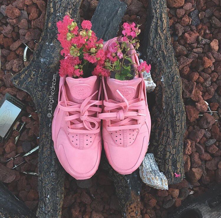 Kvngkustomz's tweet photo. Pink huaraches 😻😻😻👅 https://t.co/phyKjomRna