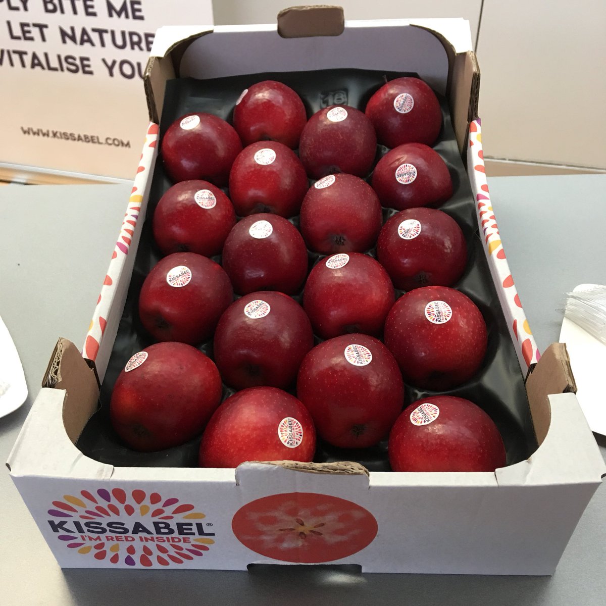 RevistaMercados's tweet photo. Acudimos a la presentación de una nueva #manzana #Kissabel pulpa #roja desarrollada por #Ifored un nuevo consorcio a nivel mundial #FruitAtracttion2017 https://t.co/nL3TbcUMUM