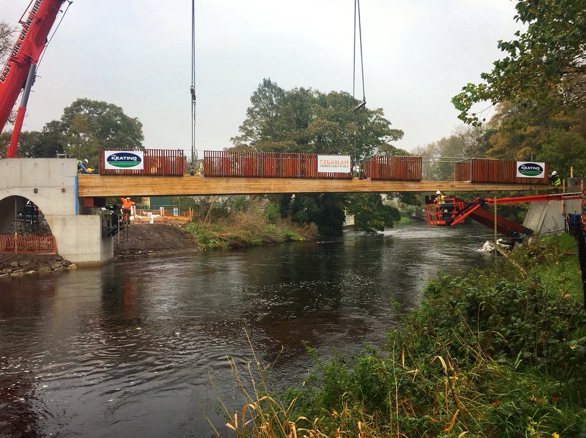 odonnell_tuomey's tweet image. Long span laminated beam lowered onto sloping concrete buttresses. A new pedestrian routeway opens up across @UCC campus.