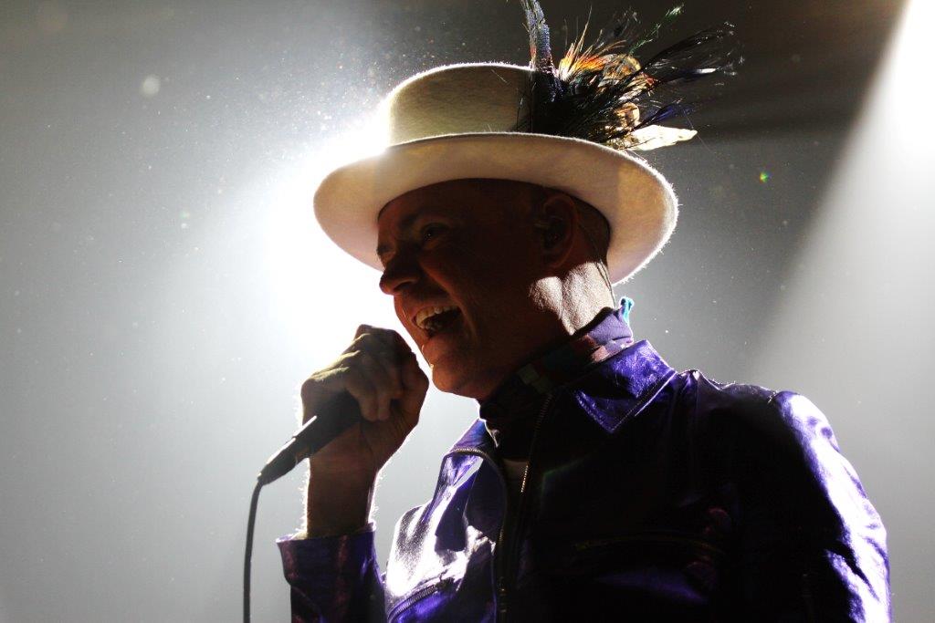 Q107Toronto's tweet photo. We miss you Gord Downie 🎤🇨🇦 We're honouring a Canadian icon's legacy today  -- nothing but @thehipdotcom on Q107 until 6pm. #RIPGordDownie https://t.co/PdtCORjgUL