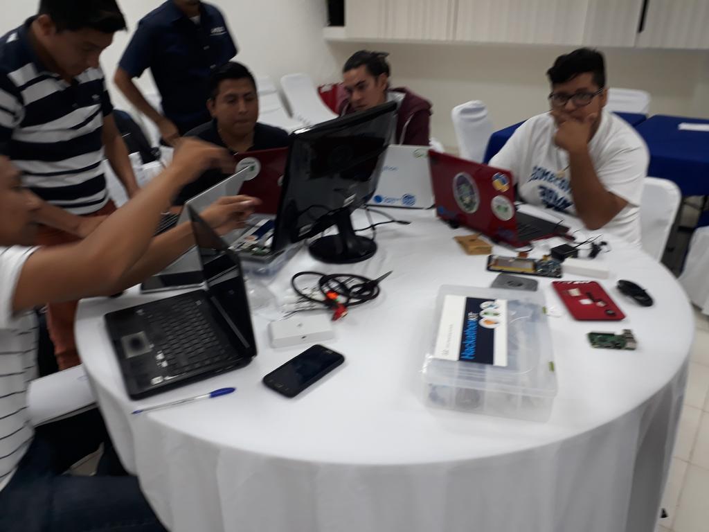arlinchc's tweet photo. Iniciamos 2do dia #hackatonUTRM reunión  previa con mentores e inicio prototipado @UT_RivieraMaya @jaimeaglez https://t.co/yyIIs2eVrj