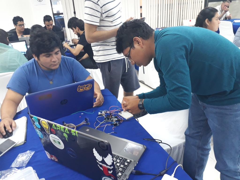 arlinchc's tweet photo. Iniciamos 2do dia #hackatonUTRM reunión  previa con mentores e inicio prototipado @UT_RivieraMaya @jaimeaglez https://t.co/yyIIs2eVrj