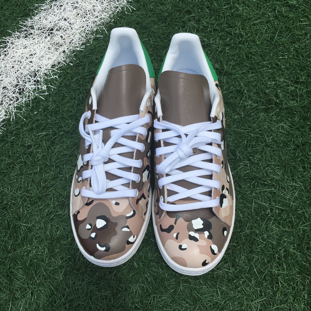 Kvngkustomz's tweet photo. Camo stan smiths 🔥🔥🔥 https://t.co/MkP9KebqvE
