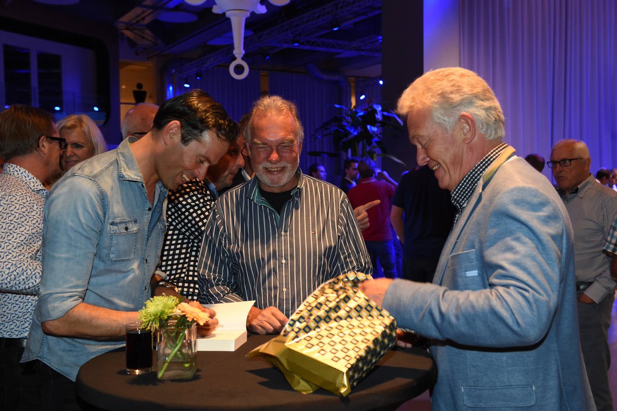 PECZwolle's tweet image. Terugblik businessclubavond PEC Zwolle met boekpresentatie 'Niet zeiken, voetballen!' van Bas Nijhuis: bit.ly/2imZFdt #peczwolle