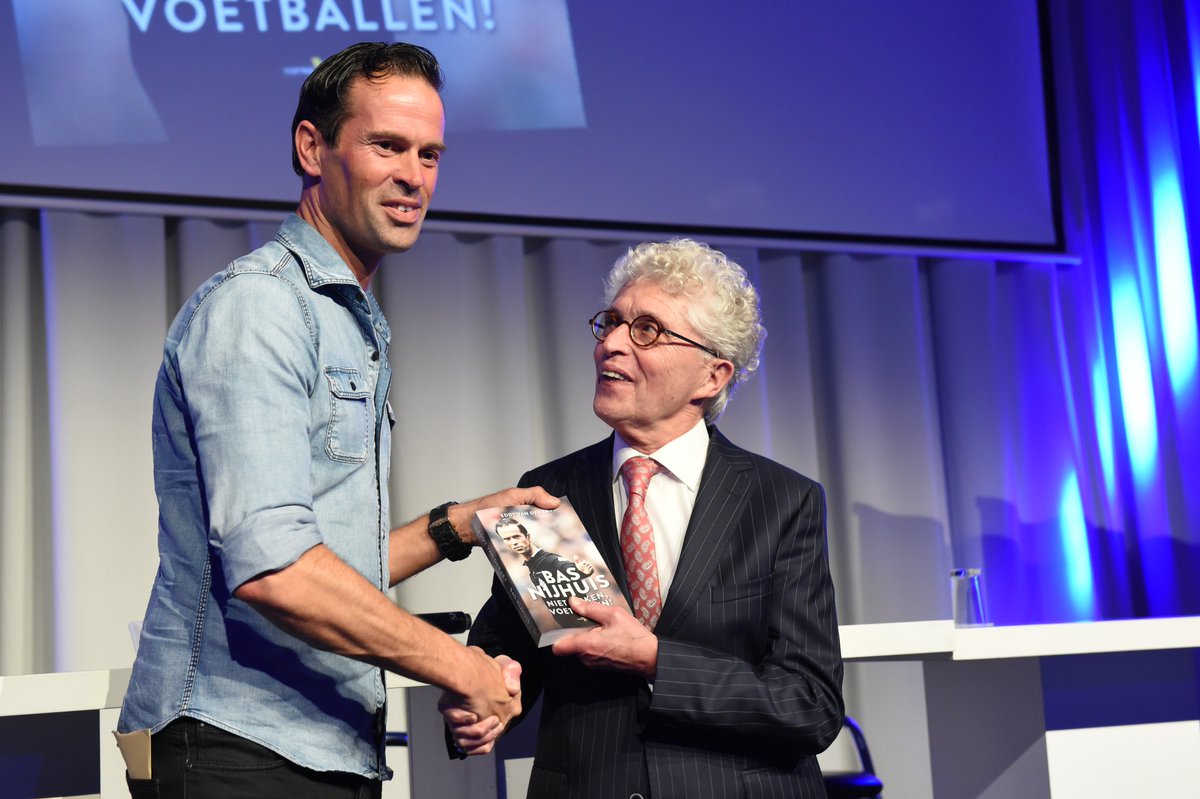 PECZwolle's tweet image. Terugblik businessclubavond PEC Zwolle met boekpresentatie 'Niet zeiken, voetballen!' van Bas Nijhuis: bit.ly/2imZFdt #peczwolle