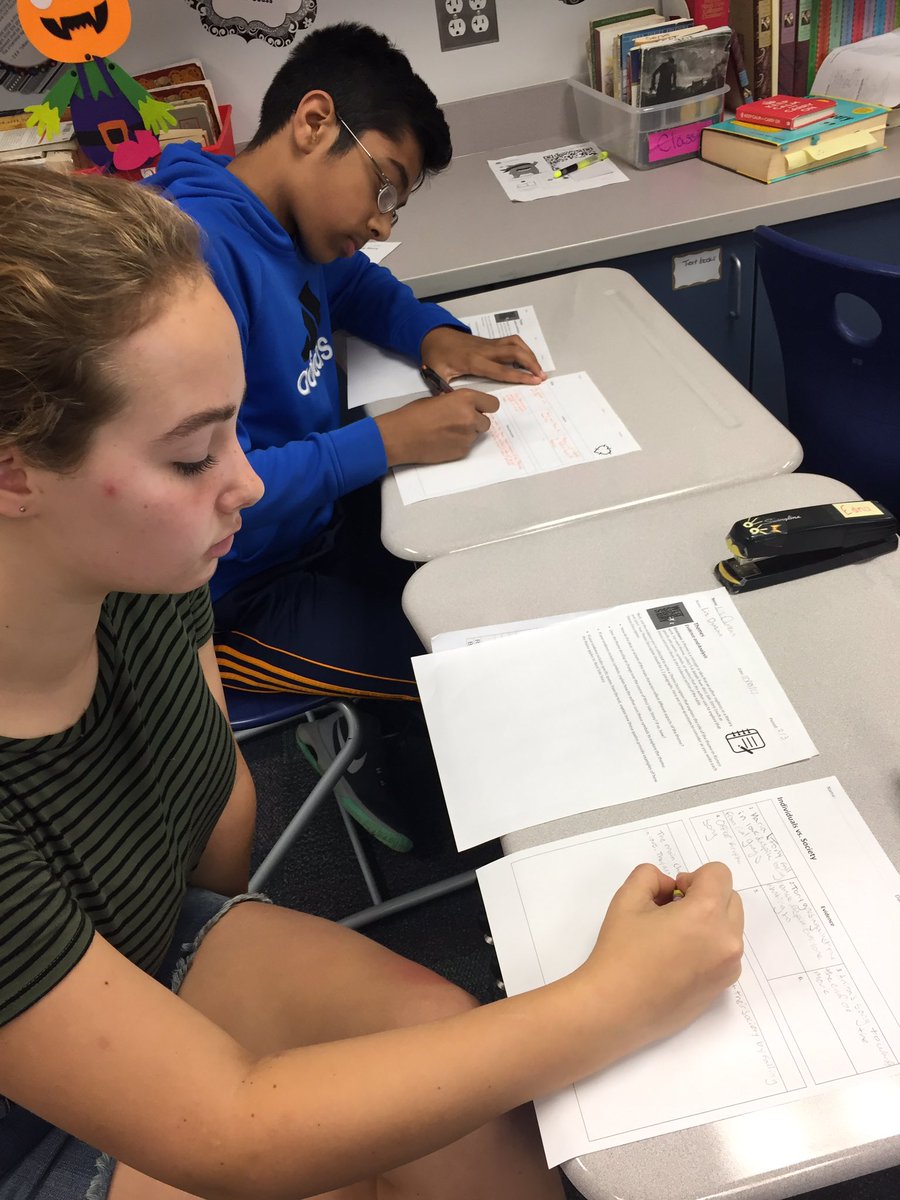 Tracey_Serve's tweet photo. Ss compare themes in West Side Story with R&J to prep for essays. #WeAreD34 #Roar34 #LiteraryAnalysis #filmintheclassroom @SpringmanMiddle https://t.co/pL4iLDI9JY