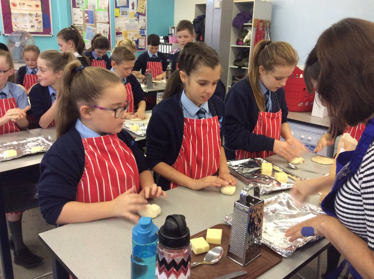 GSHS_transition's tweet image. Fantastic day with Year 6s from Holystone Primary. Pizza making, exploding pumpkins, SOLE and i learn!