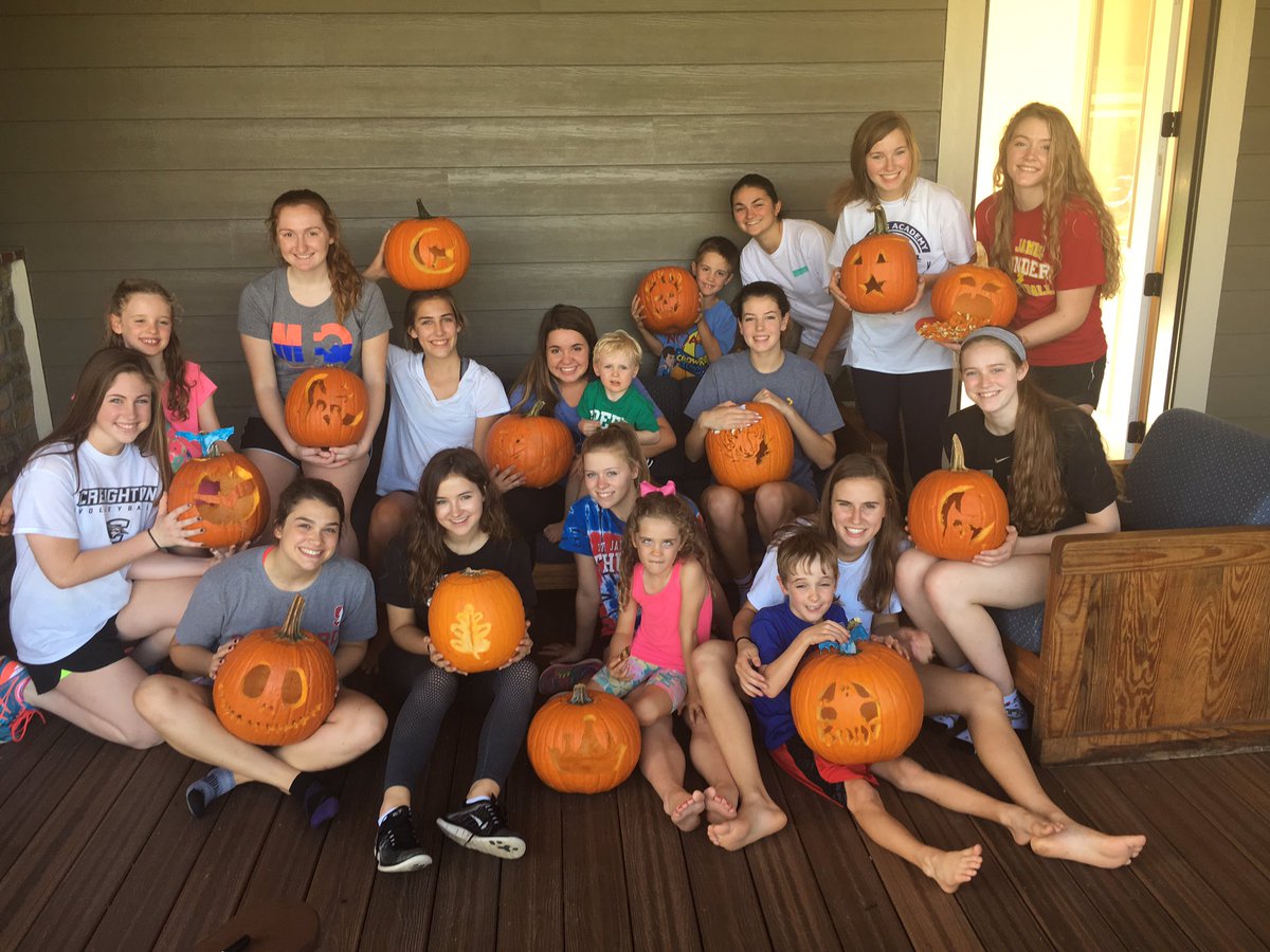 sjavball's tweet photo. Annual pumpkin carving party was a big success! ❤ these girls! #bigAlwiththewin #sjavb https://t.co/lBsyvhpWQ1