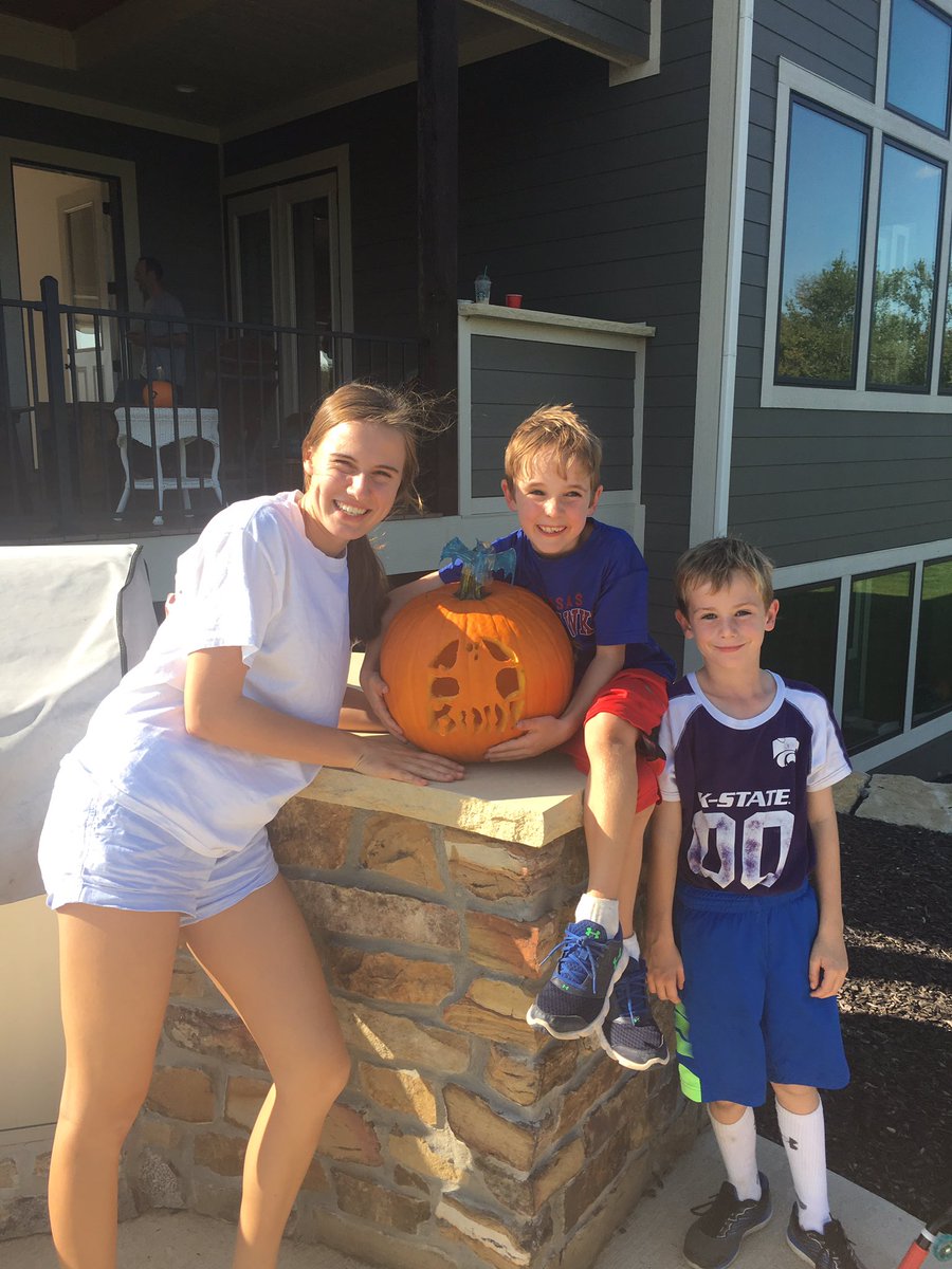 sjavball's tweet photo. Annual pumpkin carving party was a big success! ❤ these girls! #bigAlwiththewin #sjavb https://t.co/lBsyvhpWQ1