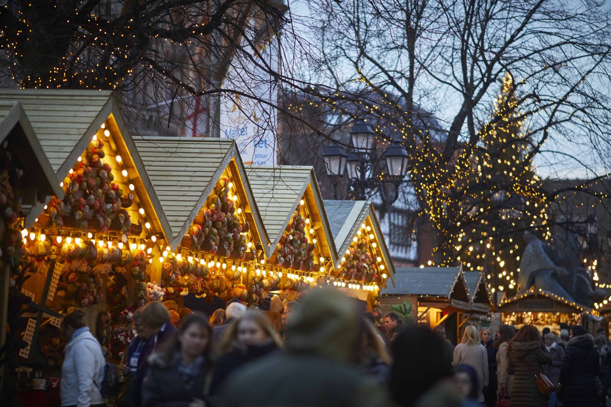 Chester is mesmerising over the Christmas period, come and see! Markets open on 16 November: macdonaldhotels.co.uk/offers/new-blo…
