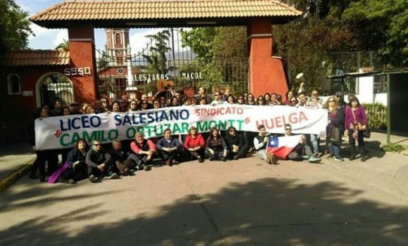 eldesconcierto's tweet photo. Liceo Salesianos Macul suma 9 días de huelga por aumento de 10 mil pesos para quienes ganan menos de 345 mil 👉 https://t.co/rcbXOtZj8Q https://t.co/YyJ2uaWLA2