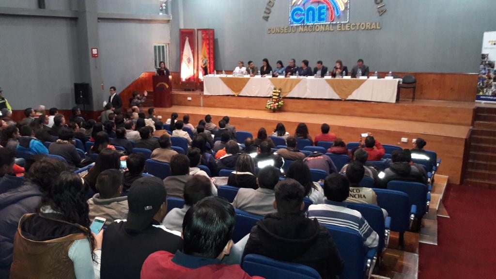 LaboralAN's tweet photo. Empieza la mesa de diálogo ciudadana junto al @MinTrabajoEc en #Carchi receptamos las #PropuestasCódigoTrabajo @AsambleaEcuador @ppsesa https://t.co/mYO81bwW4M