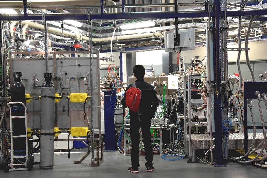 ALBAsynchrotron's tweet photo. Looking at #CIRCE beamline🙂
#LLRF2017 #workshop visits #ALBAsynchrotron 📸💫
#RFsystem #synchrotron #visitaALBA #SincrotrónALBA #SincrotróALBA https://t.co/SPCVl1J0d8