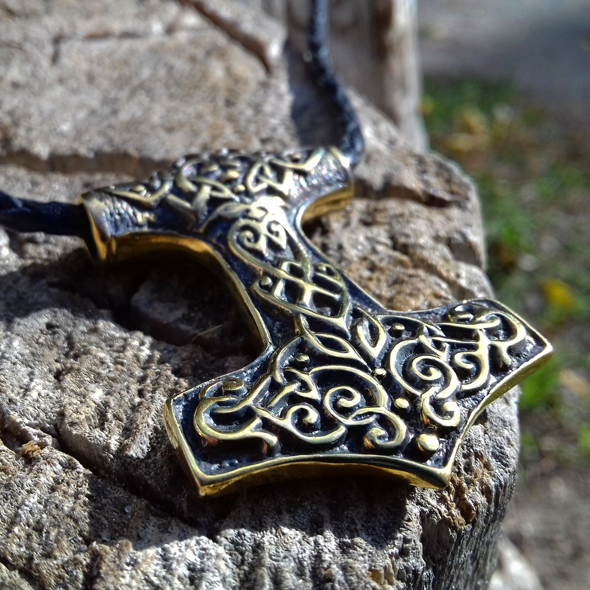 ArtefaktumUA's tweet photo. Mjolnir!
#artefaktum_ua #nekclace #pendantjewelry #pendant #hammer #handmade #jewelrygifts #jewelry #etsypendant #etsy #etsygifts #etsyjewelry #giftideas #giftjewelry #gift #gifts #mjolnir #thorshammer #thorhammer #hammerofthor #Thor #talisman #amulet #medieval #vikingage https://t.co/9iIb1R2Y0T