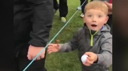 Gazzetta_it's tweet photo. VIDEO #McIllroy gli regala la pallina, la reazione del bimbo è da vedere https://t.co/9YHT6HOlET #golf #news https://t.co/AzUud8IyNb