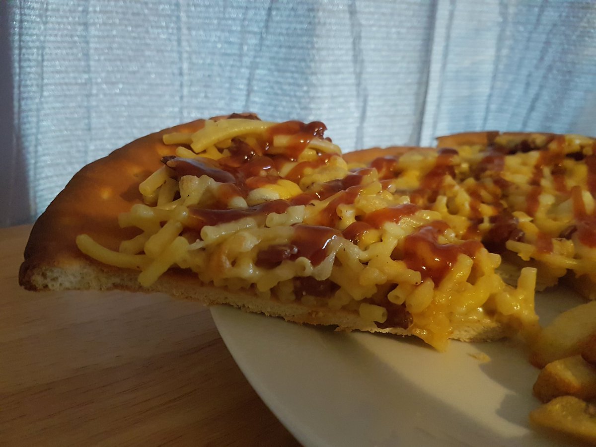 stanley_g's tweet photo. @parksandrecnbc we made a mac n cheese pizza after seeing this 😂 https://t.co/agCFKqicmu