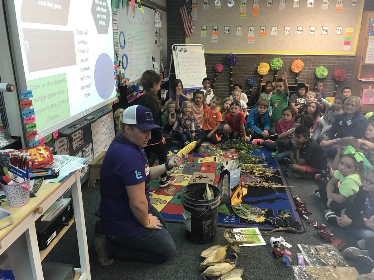 jaxlef14's tweet photo. Yesterday, I taught the youth of America what good, high yielding crops look like. They thought our @ChannelSeed corn and soybeans were pretty cool! 
#PlacedToPerform #Contest #Harvest17 @CollinsASK1 https://t.co/E66xCxjJ7w