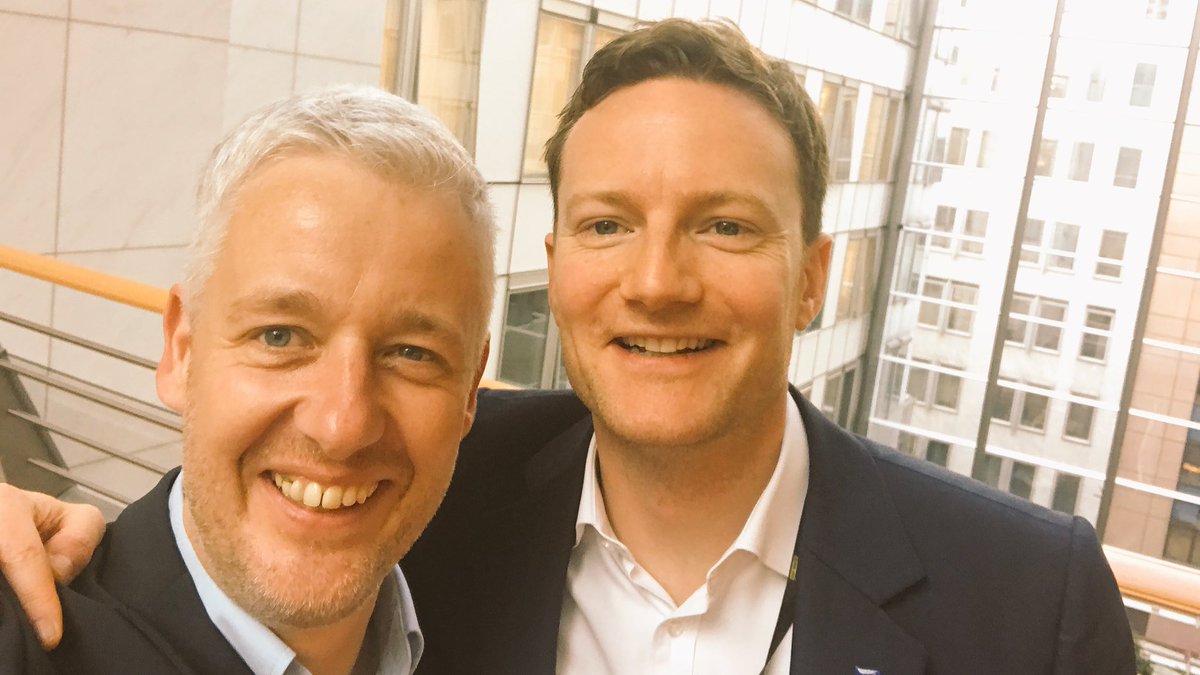 Groote's tweet photo. Gerade meinen ehemaligen Kollegen @SebDance im @Europarl_DE getroffen, der auf dem Weg zum #etsaviation Trilog war. Ich wünsche viel Erfolg! https://t.co/zU6TMCcq6J