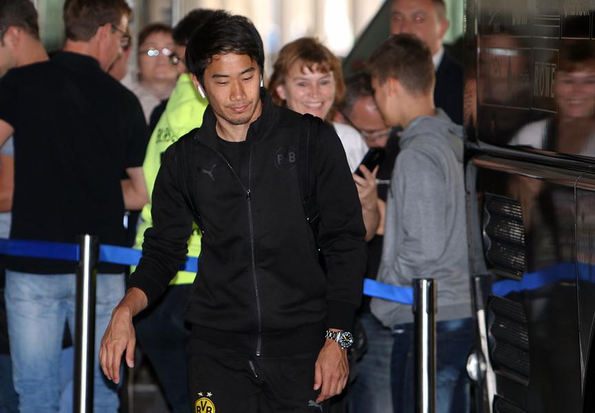 fabregas_1982's tweet photo. Hier sind die Bilder der #BVB-Rückkehr aus #Nikosia mit Shinji #Kagawa: #APOELBVB (Fotos: @RN_Florian) https://t.co/usiKqQEFBh