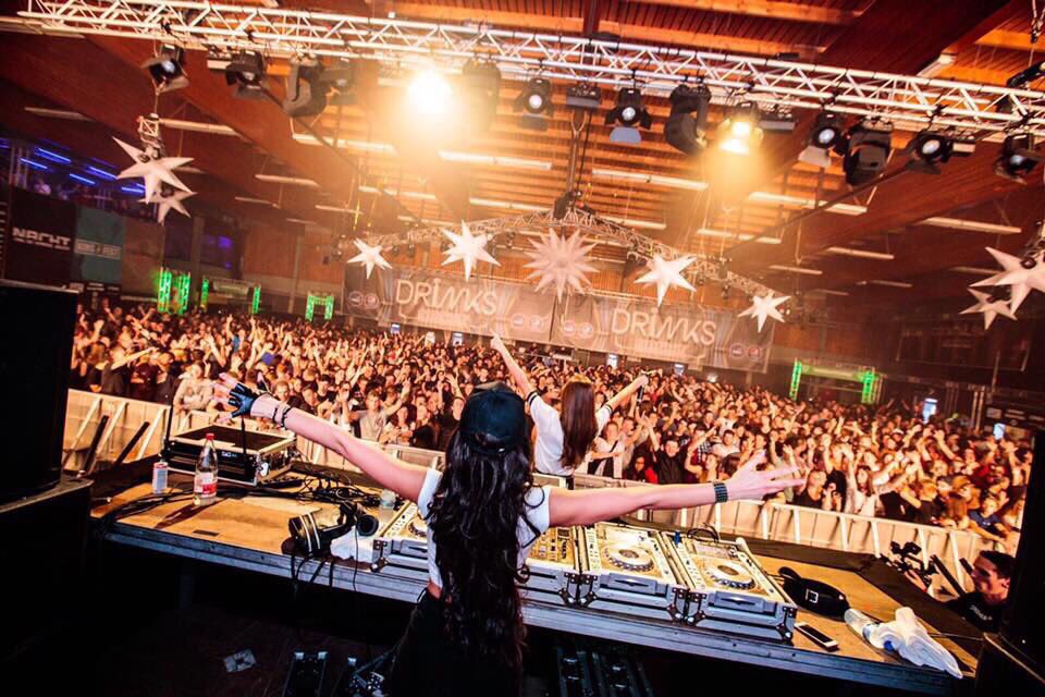 2_EMPRESS's tweet image. Controlling the crowd 🖤🖤🖤