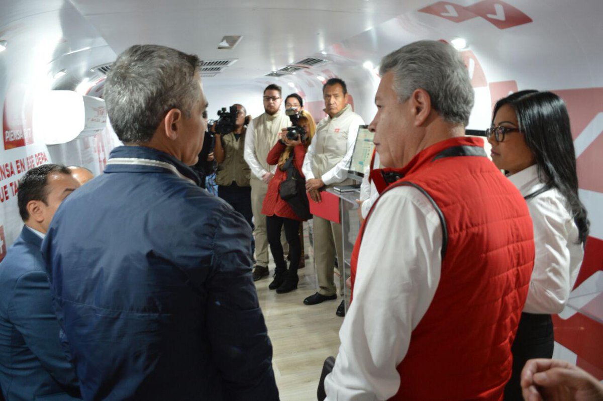 davidpenchyna's tweet photo. Para continuar atendiendo a nuestros derechohabientes de manera pronta y eficaz, hoy, nos acompaña en el Zócalo, el #Infonabus. https://t.co/X0vYzidGv4