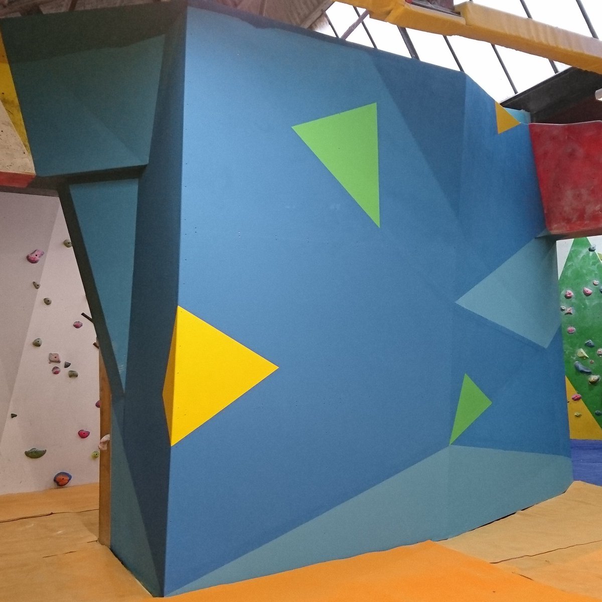 ClimbingWorks's tweet photo. New wall painted & ready for setting tomorrow! #wallbuild #painting #bouldering #routesetting https://t.co/EeDgbD3QVp