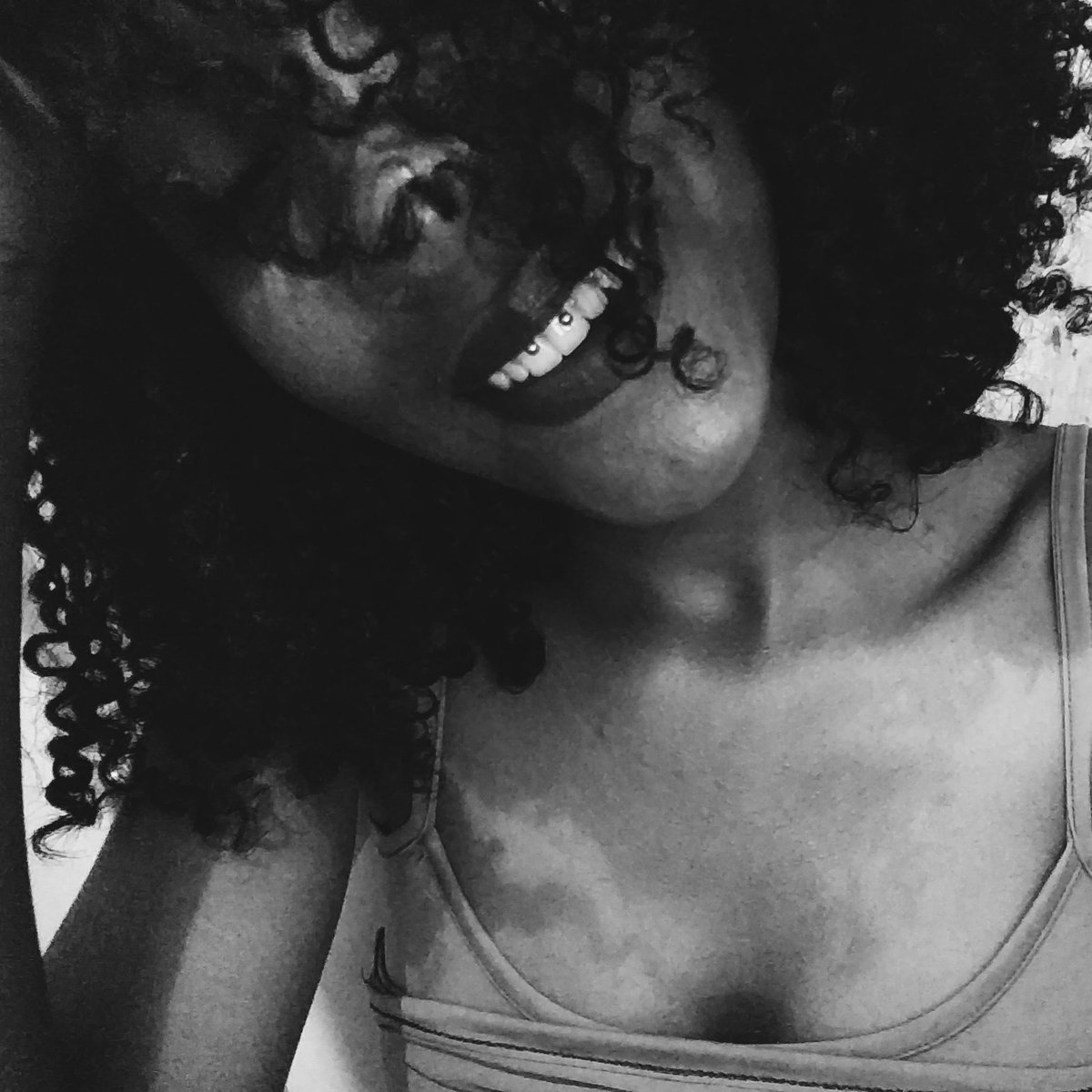 MelAnaBonfim's tweet photo. Um xuxuzinho 💕
#negra🌹
#Queboca! https://t.co/CVHFLC4hvR