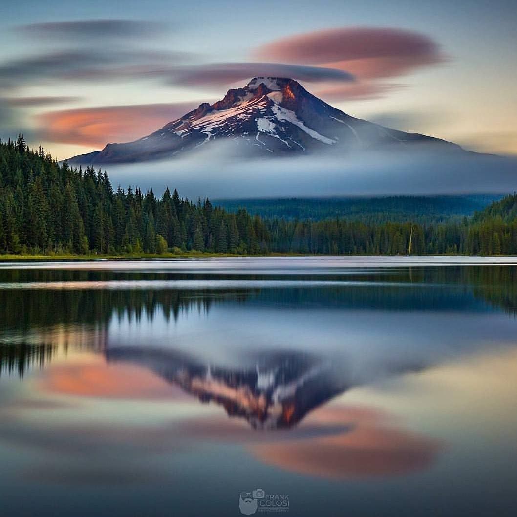 EarthPix's tweet photo. View of Mt. Hood from Trillium Lake / Photo by @frankcolosiphotography https://t.co/oDhd4XEJTw