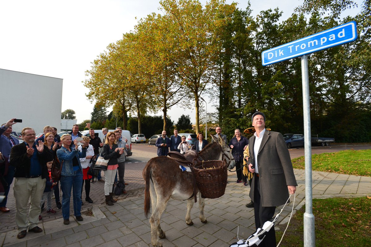 GemZaanstad's tweet photo. Het mooie nieuwe fiets- en wandelpad tussen Van Goghweg - Provincialeweg heeft een naam: Dik Trompad! Weten waarom?→ https://t.co/74X0ZeeCJA https://t.co/vD0ATZWMRX