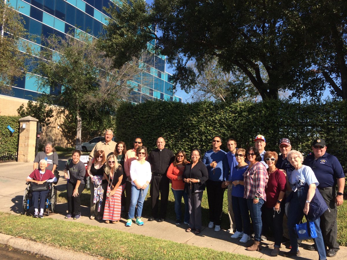 StHelens4Life's tweet photo. Thank you Fr. Jim and St Helen’s Parish for coming to pray outside the largest abortion facility in the West Hemisphere 
#40DFL https://t.co/ZuiyL8xzNb