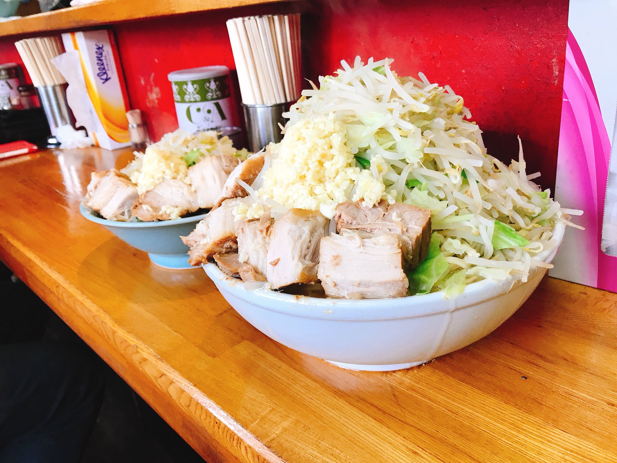 Max鈴木 Max Suzuki ここのラーメン 普通に食べるとなんか僕的には薄いような感じなんですが カラメにすると 強烈に美味いんですよ 麺が 本当に美味い 麺が美味い 大盛りの食券買って 8人前の物が出てくるなんて なんてコスパのいいお店なんだ